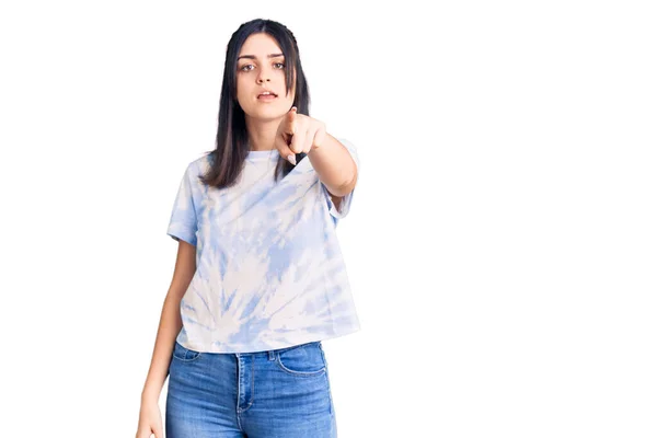 Joven Hermosa Chica Con Camiseta Casual Señalando Disgustado Frustrado Cámara — Foto de Stock