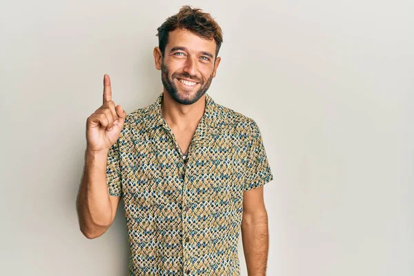 Homem Bonito Com Barba Vestindo Camisa Moda Casual Sorrindo Com — Fotografia de Stock