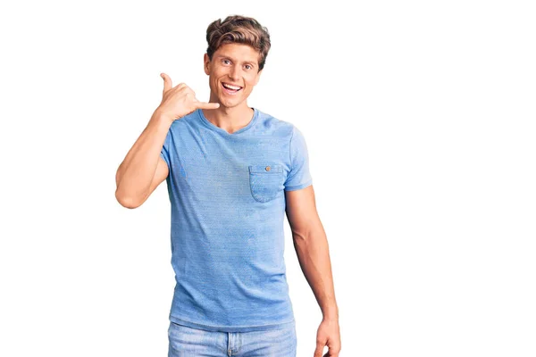 Jonge Knappe Man Met Casual Kleding Die Glimlacht Telefoongebaar Maakt — Stockfoto