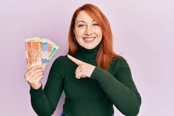 Mulher Ruiva Bonita Segurando Notas Rand Sul Africanas Sorrindo Feliz — Fotografia de Stock