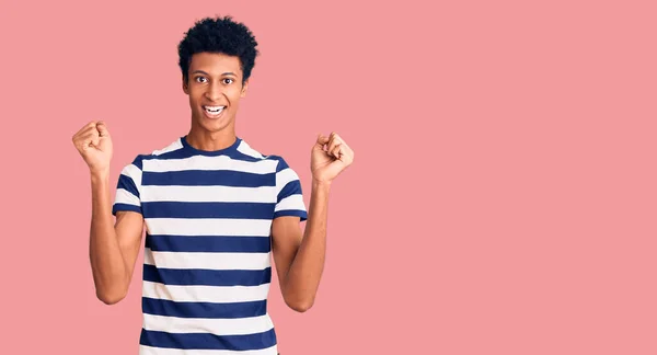 Jovem Afro Americano Vestindo Roupas Casuais Comemorando Surpreso Surpreso Pelo — Fotografia de Stock