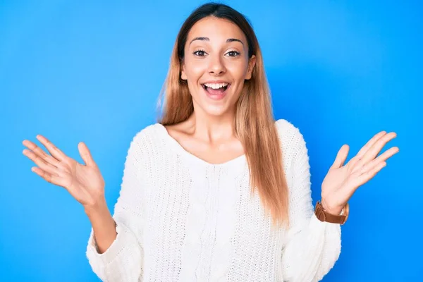 Jonge Brunette Vrouw Dragen Casual Trui Vieren Overwinning Met Vrolijke — Stockfoto