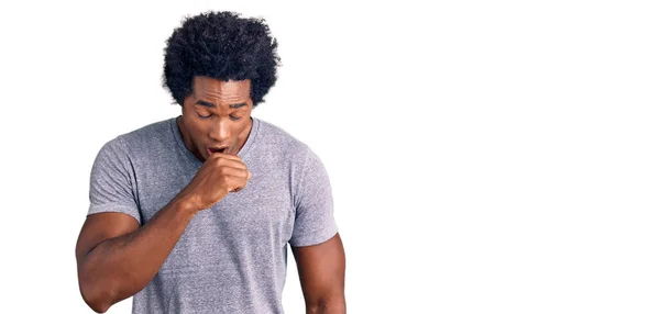 Нахабний Афро Американець Волоссям Афроамериканця Який Погано Вдягається Кашляє Симптом — стокове фото