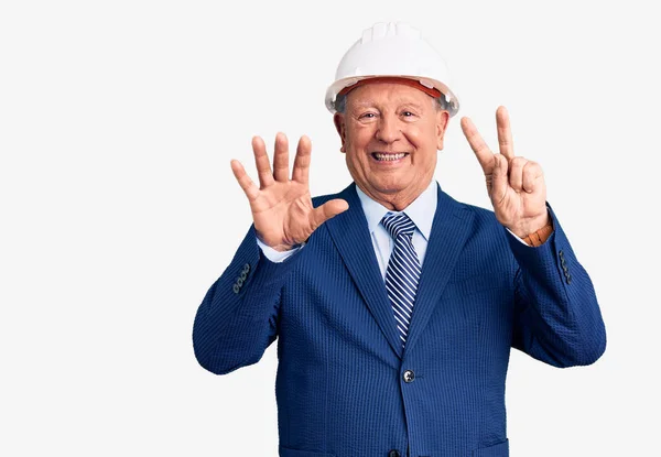 Älterer Gutaussehender Grauhaariger Mann Anzug Und Bauhelm Zeigt Mit Finger — Stockfoto