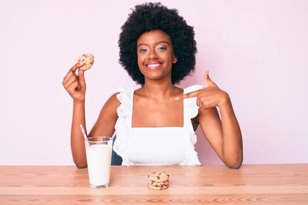 Jong Afrikaans Amerikaans Vrouw Drinken Glas Melk Houden Koekje Wijzend — Stockfoto