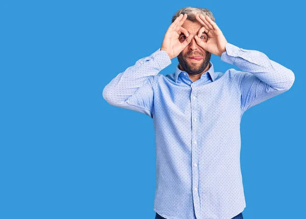 Giovane Uomo Biondo Bello Indossa Camicia Elegante Facendo Gesto Come — Foto Stock