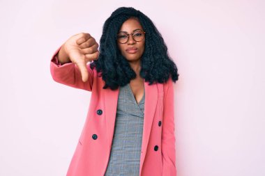 İş ceketi ve gözlük takan güzel Afrikalı kadın mutsuz görünüyor ve reddediliyor ve olumsuz jestler yapıyor. kötü ifade. 