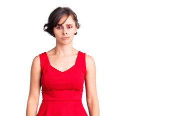 Kısa saçlı, gündelik tarzda giyinen, kolsuz tişörtlü güzel bir kadın bunalımda ve sıkıntıdan endişeli, sinirli ve korkmuş. hüzünlü ifade. 