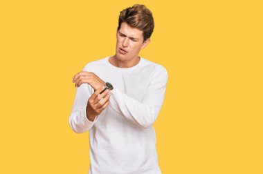 Beyaz süveter giyen yakışıklı beyaz bir adam. Ellerinde ve parmaklarında ağrı var. Eklem iltihabı. 