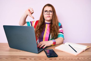 Ofiste çalışan kızgın suratlı, genç, kızıl saçlı bir kadın. Negatif işaretler, reddedilme kavramından hoşlanmadığını gösteriyor. 