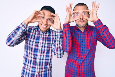 Gündelik giysiler giymiş, parmaklarıyla gözlerini açmaya çalışan iki genç gay sabah yorgunluğu yüzünden uykulu ve yorgun. 