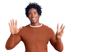 Yakışıklı, Afro saçlı, sıradan giyinmiş, 8 numaralı parmaklarıyla işaret eden, kendinden emin ve mutlu bir Amerikalı.. 