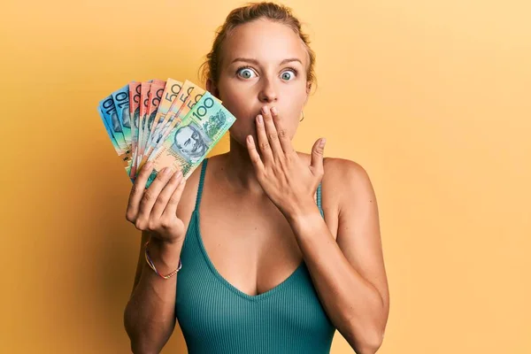 Vacker Kaukasisk Kvinna Med Kanadensiska Dollar Som Täcker Munnen Med — Stockfoto