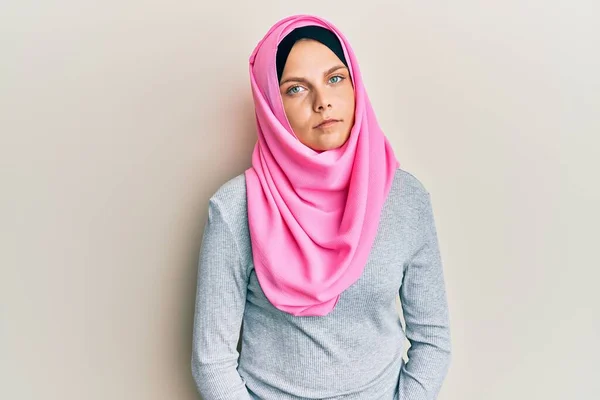 Młoda Kaukaska Kobieta Nosząca Tradycyjny Islamski Szalik Hidżabski Zrelaksowana Poważnym — Zdjęcie stockowe