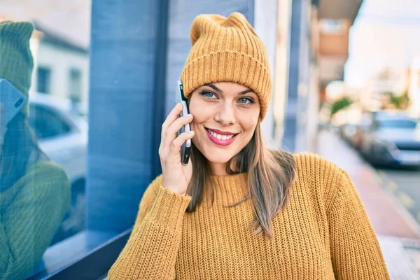 Jong Blond Vrouw Glimlachen Gelukkig Met Behulp Van Smartphone Stad — Stockfoto