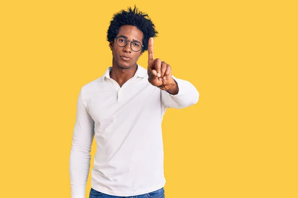 Hombre Afroamericano Guapo Con Pelo Afro Usando Ropa Casual Gafas —  Fotos de Stock