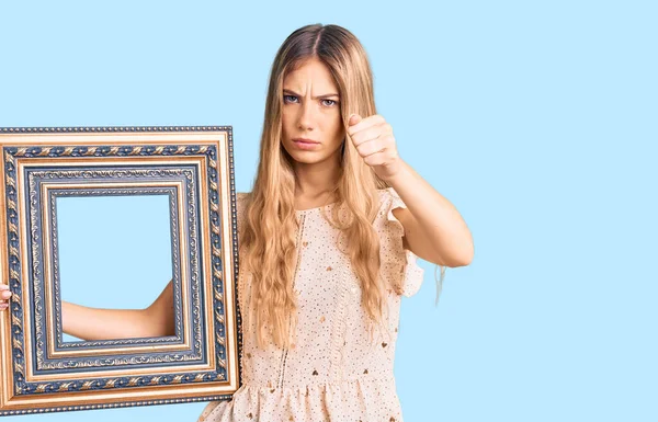 Beautiful Caucasian Woman Blonde Hair Holding Empty Frame Annoyed Frustrated — Stock Photo, Image