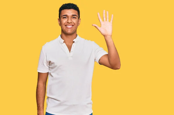 Junger Arabischer Mann Lässiger Kleidung Zeigt Mit Finger Nummer Fünf — Stockfoto