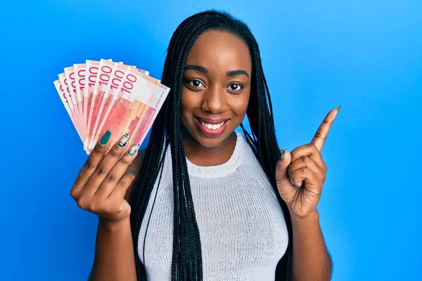 Joven Mujer Afroamericana Sosteniendo Billetes 100 Coronas Noruegas Sonriendo Feliz —  Fotos de Stock