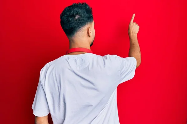 Joven Con Barba Escuchando Música Usando Auriculares Posando Hacia Atrás —  Fotos de Stock