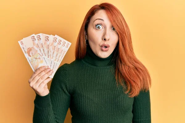 Güzel Kızıl Saçlı Kadın Elinde Lira Banknot Tutuyor Korkmuş Şaşırmış — Stok fotoğraf