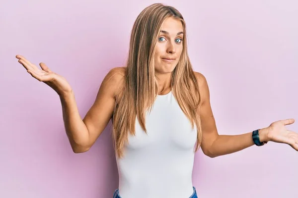 Mujer Rubia Joven Con Ropa Casual Despistada Confundida Con Los — Foto de Stock