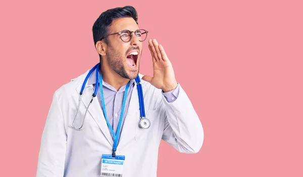 Doktor Üniforması Giyen Genç Spanyol Adam Steteskop Bağırıyor Ağızdan Ağıza — Stok fotoğraf