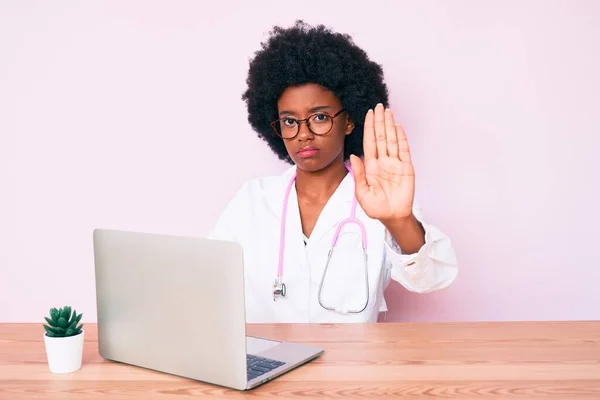 Doktor Steteskobu Takan Genç Afro Amerikalı Kadın Bilgisayar Bilgisayarı Kullanarak — Stok fotoğraf