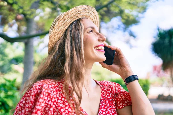 Jonge Blonde Vrouw Vakantie Glimlachend Gelukkig Praten Smartphone Het Park — Stockfoto