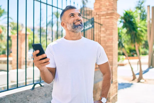 Μεσήλικας Γκριζομάλλης Άντρας Χαμογελά Χαρούμενος Χρησιμοποιώντας Smartphone Στην Πόλη — Φωτογραφία Αρχείου