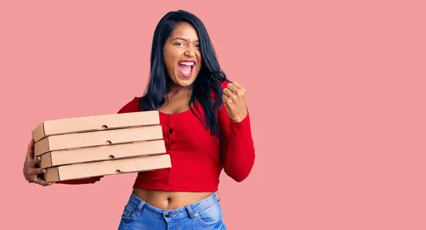 Mujer Hispana Con Pelo Largo Sosteniendo Caja Pizza Entrega Gritando —  Fotos de Stock