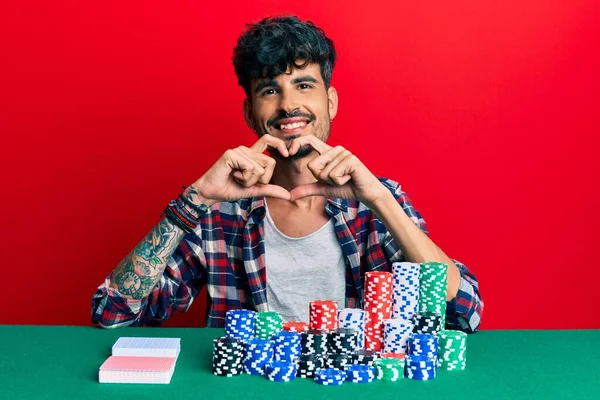 Jovem Hispânico Sentado Mesa Com Fichas Poker Cartas Sorrindo Amor — Fotografia de Stock