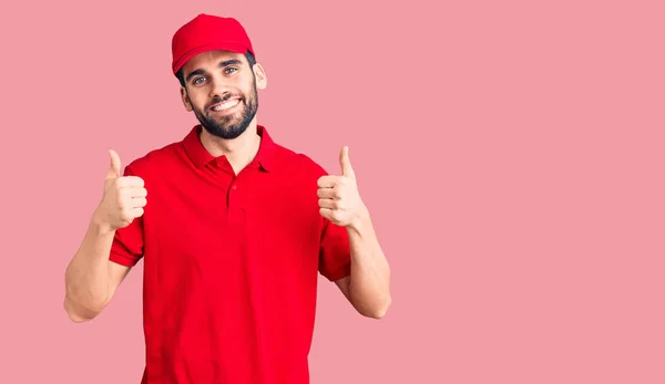 Jeune Homme Beau Avec Barbe Portant Uniforme Livraison Signe Succès — Photo