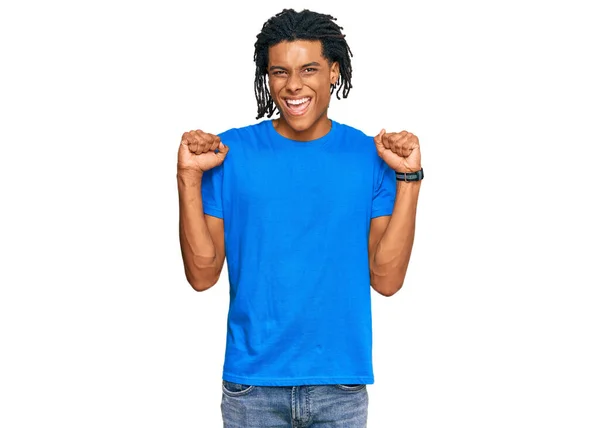 Jovem Afro Americano Vestindo Roupas Casuais Comemorando Surpreso Surpreso Pelo — Fotografia de Stock