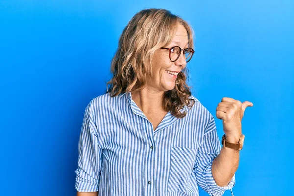 Mujer Rubia Mediana Edad Vistiendo Ropa Casual Gafas Sonriendo Con —  Fotos de Stock