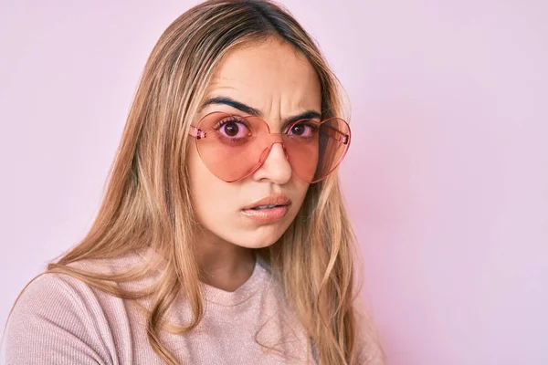 Joven Hermosa Mujer Rubia Con Gafas Sol Forma Corazón Escéptico —  Fotos de Stock