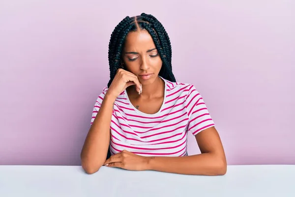 Mulher Hispânica Bonita Vestindo Roupas Casuais Sentado Mesa Pensando Cansado — Fotografia de Stock