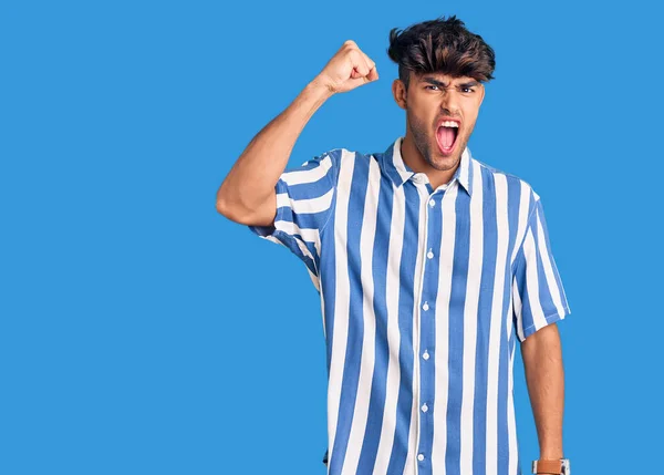 Jonge Latijns Amerikaanse Man Ongedwongen Kleren Boos Gek Opvoeding Vuist — Stockfoto