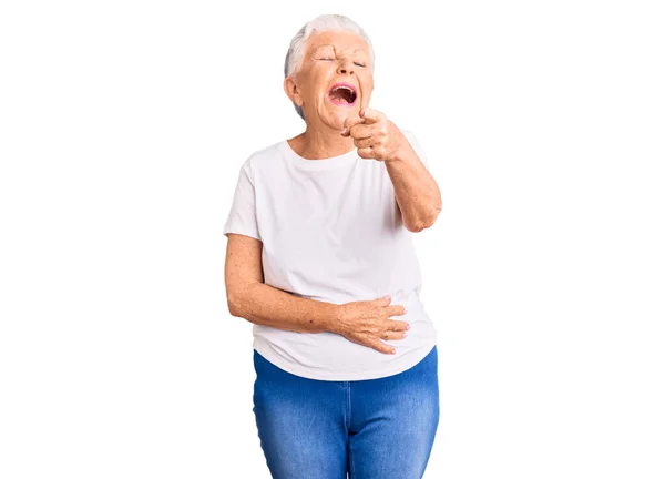 Senior Hermosa Mujer Con Ojos Azules Cabello Gris Con Camiseta —  Fotos de Stock