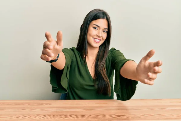 Jonge Brunette Vrouw Casual Kleding Zittend Tafel Kijkend Naar Camera — Stockfoto