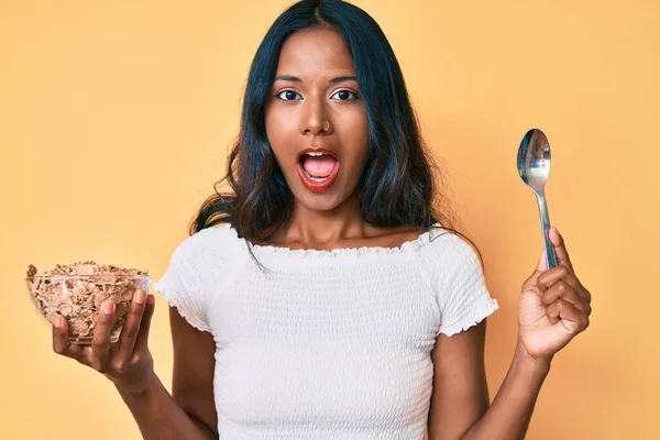 Ung Indian Flicka Äter Friska Fullkorn Sellöron Rädd Och Chockad — Stockfoto