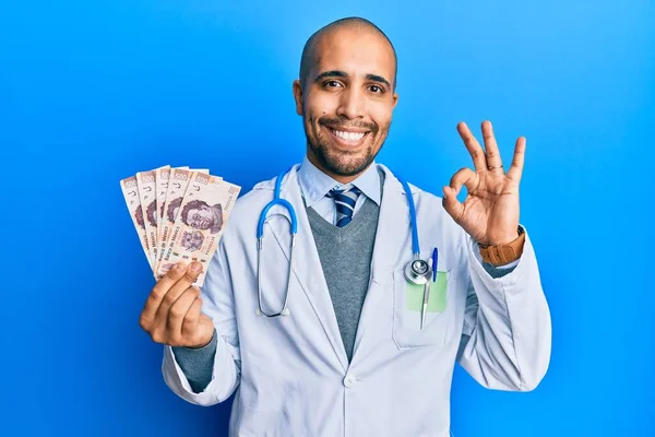 Homem Médico Adulto Hispânico Vestindo Uniforme Médico Segurando 500 Pesos — Fotografia de Stock