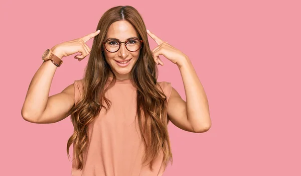 Mulher Hispânica Jovem Vestindo Roupas Casuais Óculos Sorrindo Apontando Para — Fotografia de Stock