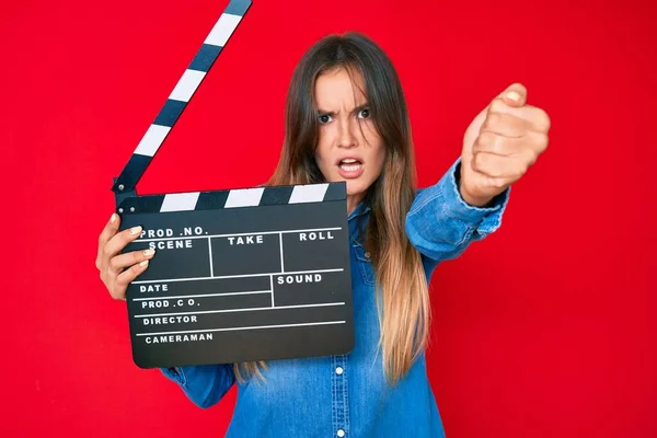 Mulher Branca Bonita Segurando Vídeo Filme Clapboard Irritado Frustrado Gritando — Fotografia de Stock