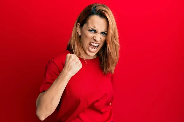 Spaanse Jonge Vrouw Draagt Casual Rood Shirt Boos Gek Opvoeding — Stockfoto