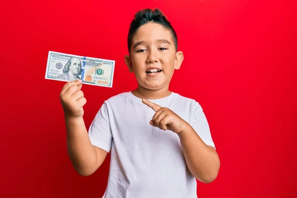 Мальчик Латиноамериканец Держащий Банкноту 100 Долларов Улыбается Показывая Пальцем Рукой — стоковое фото