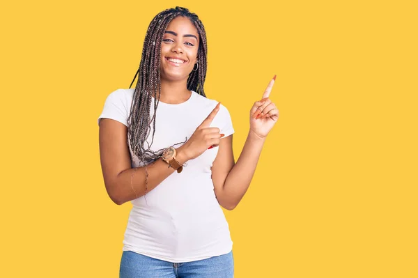 Молода Афроамериканська Жінка Плечима Повсякденному Одязі Посміхається Дивиться Камеру Двома — стокове фото