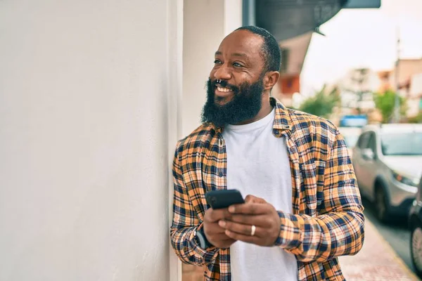 Afrikai Amerikai Férfi Szakállal Okostelefonnal Gépel Sms Ezik Utcán Boldog — Stock Fotó