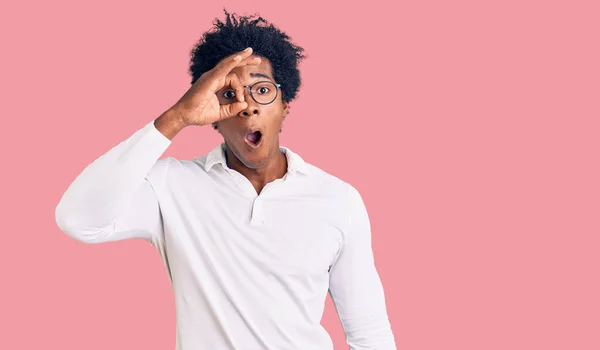 Bonito Homem Africano Americano Com Cabelo Afro Vestindo Roupas Casuais — Fotografia de Stock