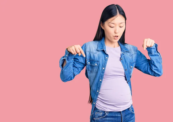 Mladý Krásný Číňan Žena Těhotná Očekává Dítě Ukazuje Dolů Prsty — Stock fotografie